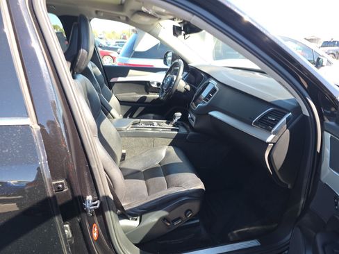 Used 2018 Volvo XC90 T5 Momentum w/ Convenience Package image 6