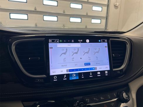 Used 2022 Chrysler Pacifica Limited image 22