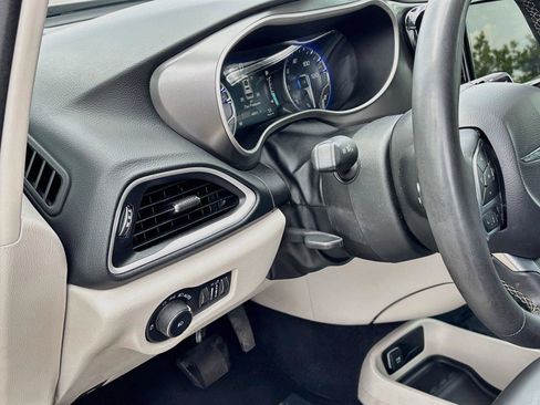 Used 2023 Chrysler Pacifica Touring-L FWD image 10