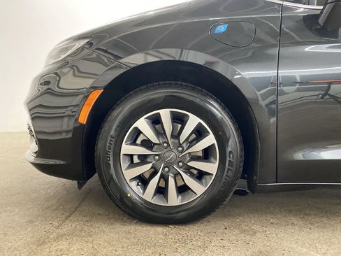 Used 2024 Chrysler Pacifica Select image 12