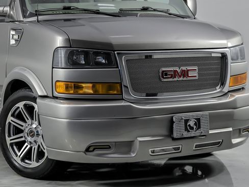 Used 2018 GMC Savana 2500 Extended w/ Enhanced Convenience Package image 3