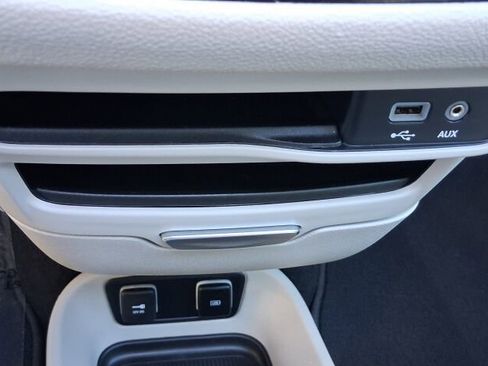 Used 2020 Chrysler Pacifica Limited image 36