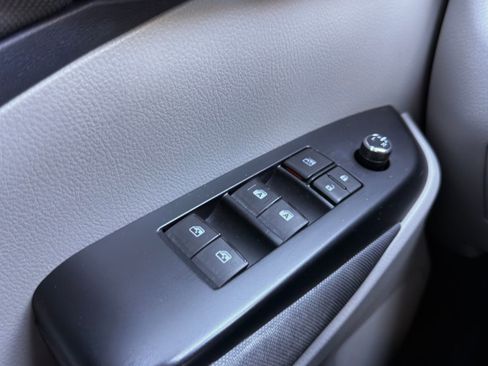 Used 2018 Toyota Highlander LE image 21