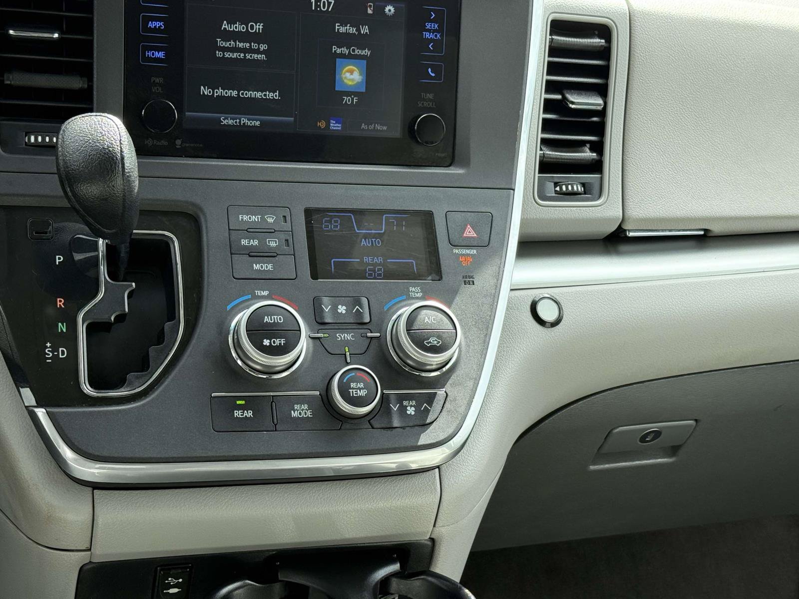 Used 2015 Toyota Sienna LE FWD image 22