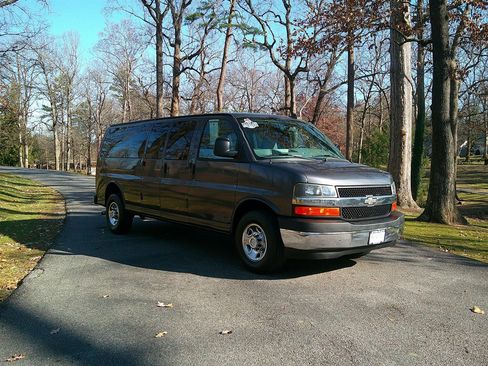 Used 2017 Chevrolet Express 3500 LT w/ LT Preferred Equipment Group image 3