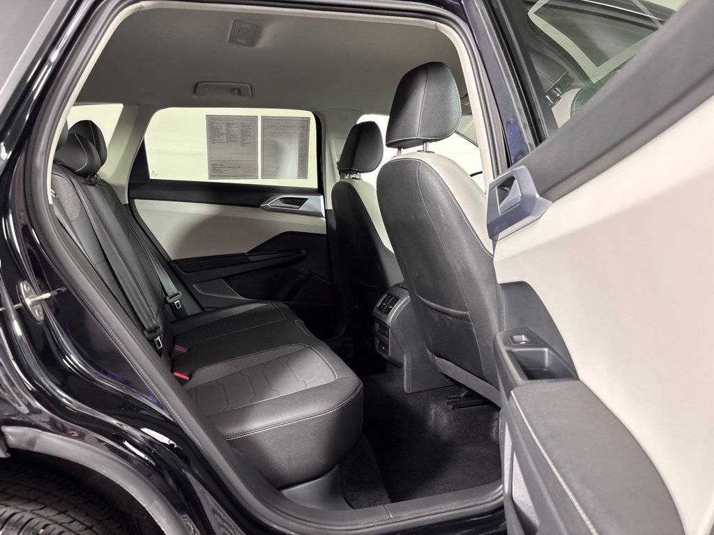Used 2025 Volkswagen Taos SE FWD image 9