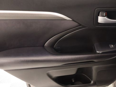 Used 2019 Toyota Highlander SE image 18