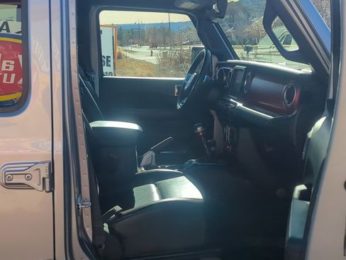 Used 2018 Jeep Wrangler Unlimited Rubicon image 16