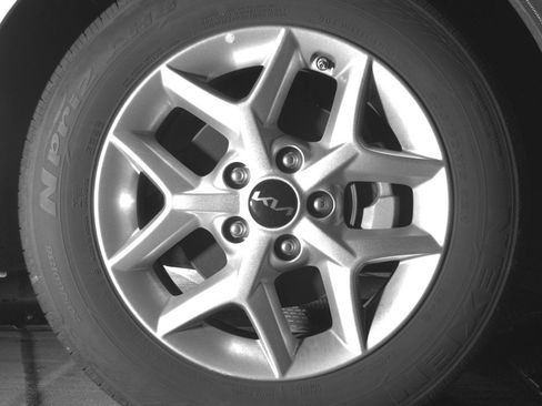 Used 2025 Kia Soul LX w/ LX Technology Package FWD image 13