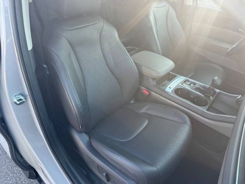 Used 2025 Kia Carnival EX FWD image 12