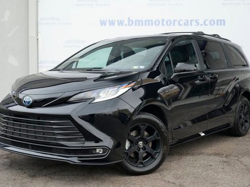 Used 2025 Toyota Sienna XLE Woodland Edition image 2