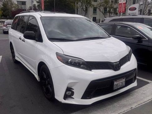 Used 2020 Toyota Sienna SE w/ Nightshade Edition FWD image 2