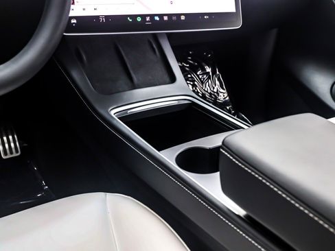 Used 2021 Tesla Model Y Long Range image 6