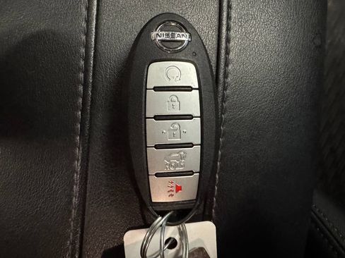 Used 2020 Nissan Rogue SV AWD/4WD image 17