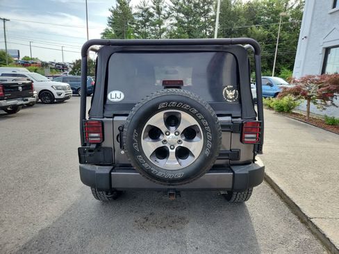 Used 2016 Jeep Wrangler Sahara w/ Connectivity Group AWD/4WD image 4
