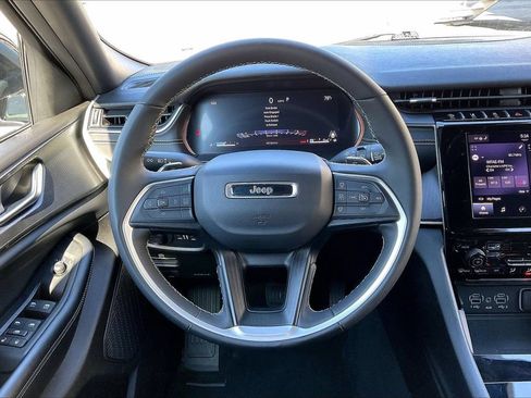 Used 2025 Jeep Grand Cherokee Altitude AWD/4WD image 9