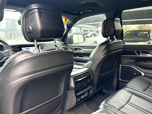 Used 2024 Jeep Wagoneer L Series II image 17