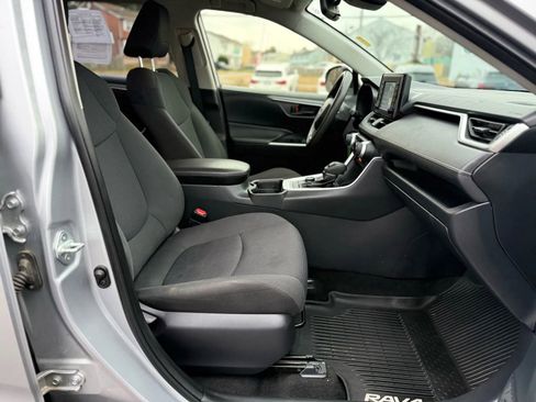 Used 2019 Toyota RAV4 LE image 20