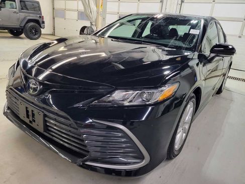 Used 2023 Toyota Camry LE image 5
