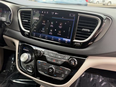 Used 2023 Chrysler Pacifica Touring-L FWD image 32