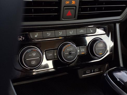 Certified 2022 Volkswagen Jetta SE image 12