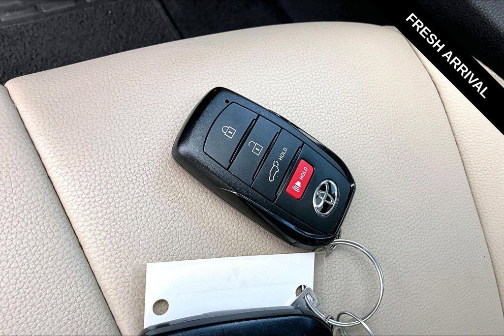 Used 2024 Toyota Highlander XLE AWD/4WD image 35