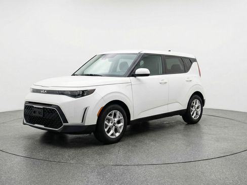 Used 2025 Kia Soul LX w/ LX Technology Package image 3