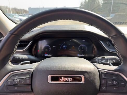 Used 2022 Jeep Grand Cherokee Limited image 22