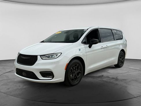Used 2024 Chrysler Pacifica Limited FWD image 4