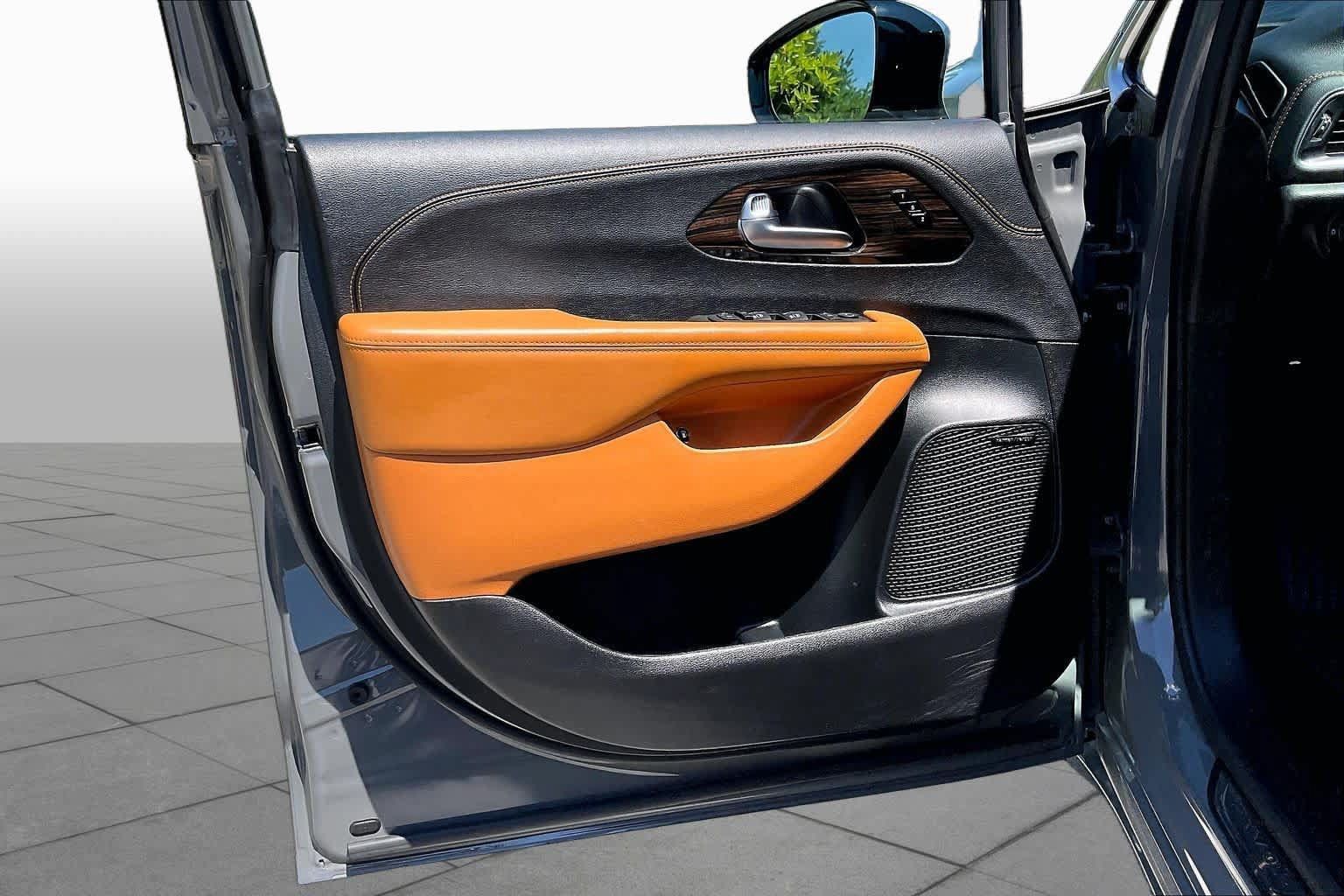 Used 2023 Chrysler Pacifica Pinnacle FWD image 24