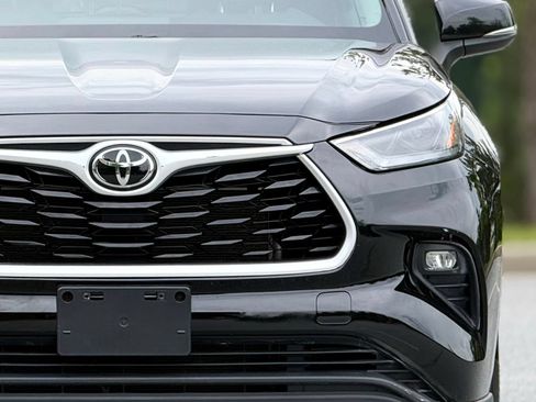 Used 2022 Toyota Highlander LE AWD/4WD image 15