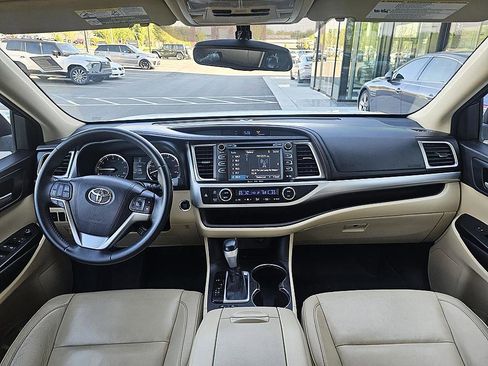 Used 2016 Toyota Highlander XLE image 28