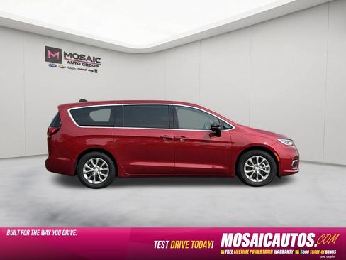 Used 2026 Chrysler Pacifica Limited FWD image 8