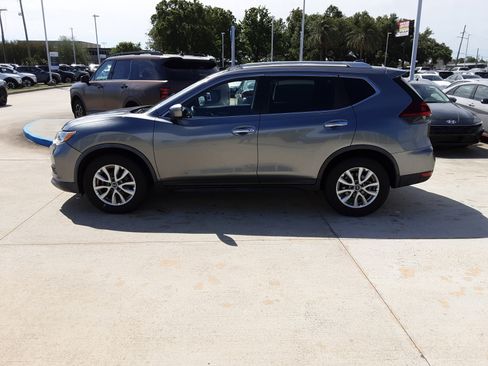 Used 2018 Nissan Rogue SV image 4