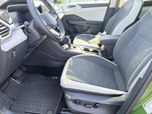 Used 2025 Volkswagen Taos SE w/ Panoramic Sunroof Package FWD image 14