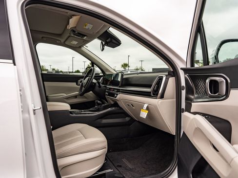 Used 2025 Kia Sorento S w/ Panoramic Sunroof Package FWD image 11