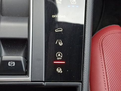 Certified 2022 Porsche Macan S AWD/4WD image 28