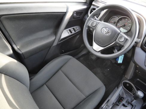 Used 2016 Toyota RAV4 LE image 9