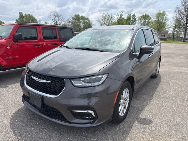 Used 2023 Chrysler Pacifica Touring-L FWD image 3