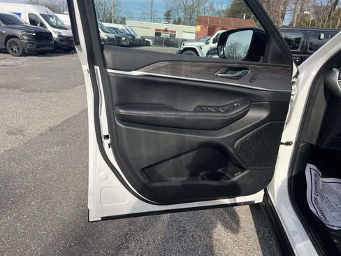 Certified 2024 Jeep Grand Cherokee Limited image 19