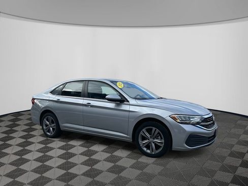 Used 2022 Volkswagen Jetta SE image 3