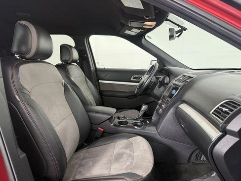 Used 2017 Ford Explorer XLT w/ Equipment Group 202A AWD/4WD image 10