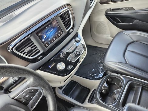 Used 2021 Chrysler Voyager Lxi image 24