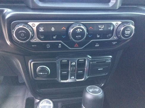 Used 2022 Jeep Wrangler Unlimited Sahara w/ LED Lighting Group AWD/4WD image 18
