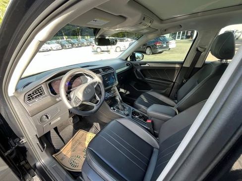 Used 2022 Volkswagen Tiguan SE w/ Panoramic Sunroof Package image 29