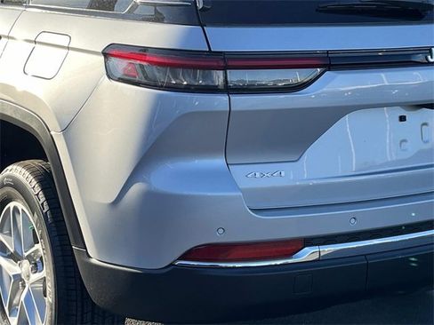 New 2025 Jeep Grand Cherokee Laredo X w/ Luxury Tech Group I image 5