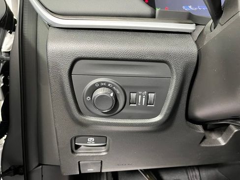 Used 2026 Jeep Grand Cherokee Altitude AWD/4WD image 19
