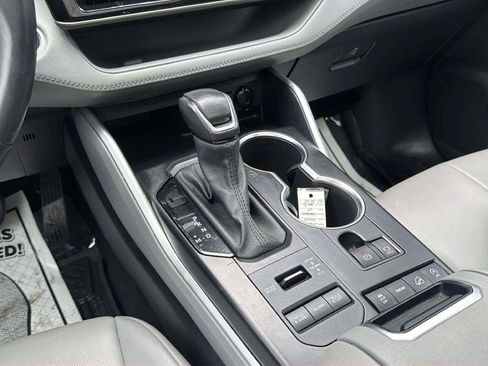 Used 2021 Toyota Highlander XLE AWD/4WD image 23