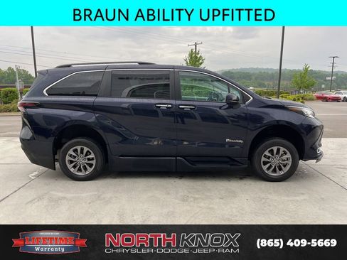 Used 2024 Toyota Sienna XLE w/ XLE Plus Package FWD image 21