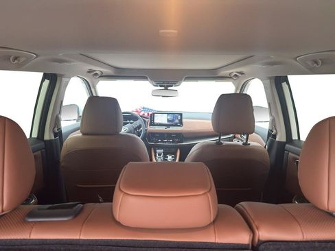 Used 2025 Nissan Rogue Platinum FWD image 8